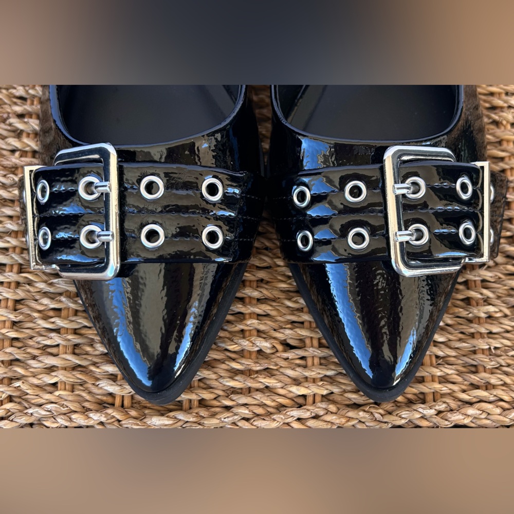 Madden Girl Women’s Vegan Leather Slingback Flat Oversize Buckles & Grommets 10M - Picture 2 of 13